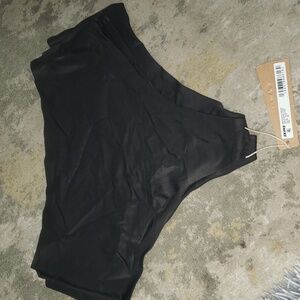 Skims 4 pairs black thongs